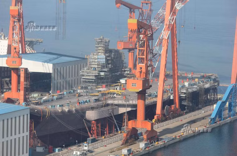 Hình ảnh chụp cận cảnh cho thấy mặt boong tàu sân bay có vẻ như đã hoàn thiện cơ bản,… Nguồn ảnh: Sina