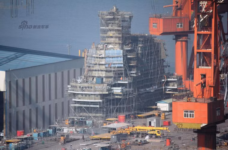 Phần kiến trúc thượng tầng tới nay vẫn chưa hoàn thiện xong, tuy nhiên nhiều khả năng việc này không ảnh hưởng tới tiến độ hạ thủy tàu. Bởi hiện nay, đa số các tàu chiến khi hạ thủy đều chưa hoàn thiện toàn bộ kiến trúc thượng tầng, thậm chí tàu sân bay nội địa đầu tiên của Ấn Độ khi hạ thủy còn không có thượng tầng, thân chưa sơn phủ xong. Nguồn ảnh: Sina