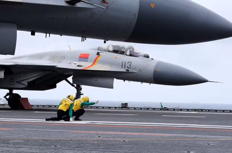 Giới chuyên gia ước đoán, Type 001A sẽ mang tổng cộng 36 máy bay J-15 kết hợp cùng hơn 10 chiếc trực thăng. Nguồn ảnh: scmp