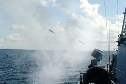 "Chúng tôi tin rằng Hezbollah có khả năng tấn công bất kỳ vị trí nào trong vùng biển của Israel", viên chức này cho biết trong một cuộc phỏng vấn hồi tháng 2, khi bình luận về năng lực tên lửa mà Iran cung cấp cho lực lượng vũ trang người Shiite này.