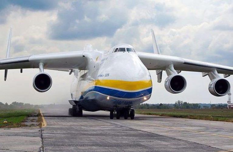 Thành tích đáng nể nhất của An-225 Mriya diễn ra vào năm 2001, khi nó lập kỉ lục thế giới chuyên chở được cùng lúc 5 chiếc xe tăng chiến đấu chủ lực T-80UD.