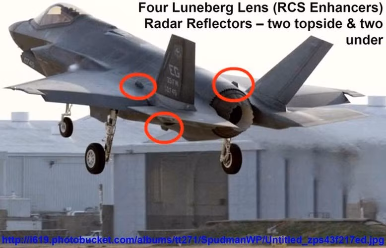 Lời giải thích được đưa ra đó là khi không làm nhiệm vụ chiến đấu, F-35 Lightning II thường thực hiện đường bay cao, nó còn mang theo thiết bị làm tăng diện tích phản xạ radar (RCS) có tên Luneberg Lens.