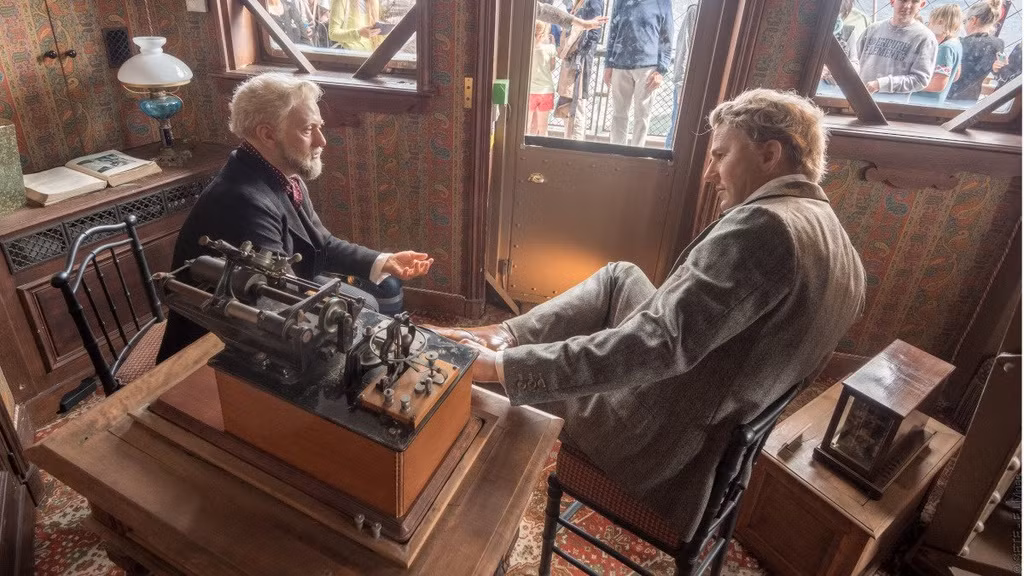 Bên trong căn phòng vẫn giữ nguyên hầu hết đồ đạc của Eiffel và một số người nộm. Trong đó có hai mô hình mô phỏng Eiffel và Edison.