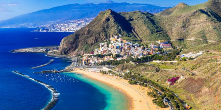 Hòn đảo Tenerife ở Tây Ban Nha được biết đến là một trong những nơi thu hút sự tò mò của công chúng khi xuất hiện những tin đồn ly kỳ, khó lý giải, trong đó có việc con người "xuyên không".