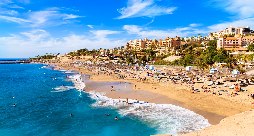 Không những vậy, một vài du khách nhìn thấy ánh sáng bí ẩn xuất hiện vào ban đêm và những thiên thần cao lớn mặc trang phục màu trắng.