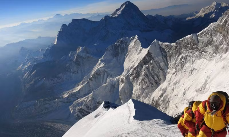 Phần lớn những nhà leo núi tử nạn vẫn nằm yên nghỉ tại đỉnh Everest do việc tìm kiếm thi thể nạn nhân gặp nhiều khó khăn.
