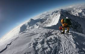 Theo đó, mỗi năm có hàng trăm nhà leo núi thực hiện thử thách chinh phục đỉnh Everest.