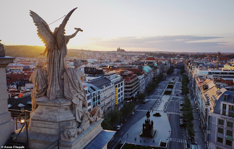 Một tác phẩm điêu khắc phía trên bảo tàng quốc gia nhìn xuống quảng trường Wenceslas. Bức tượng này là tác phẩm của nhà điêu khắc Bohuslav Schnirch. Nó trúng nhiều vết đạn trong một cuộc chiến vào năm 1968 và được tu sửa năm 2018.