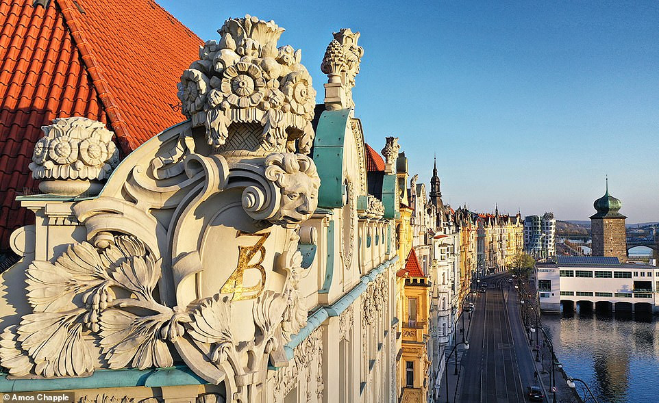 Bức tượng tạc mộtsinh vật thần thoại trên nocs tòa nhà Viện nghiên cứu Goethe nhìn ra sông Vltava. Mời độc giả xem video: Bức tượng bị sờ "của quý" đến nhẵn bóng để cầu tự. Nguồn: VTC14.