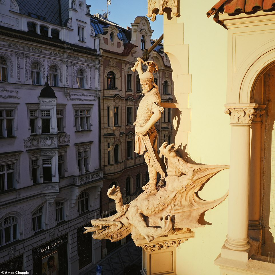 Bức tượng chạm khắc hình ảnh Thánh George giết rồng tại góc của một tòa nhà trên phố Parizska.
