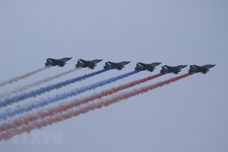 Biên đội máy bay chiến đấu Su-25 xuất hiện cùng dải khói 3 màu trắng - xanh - đỏ, tượng trưng cho quốc kỳ Liên bang Nga. Ảnh: TTXVN.