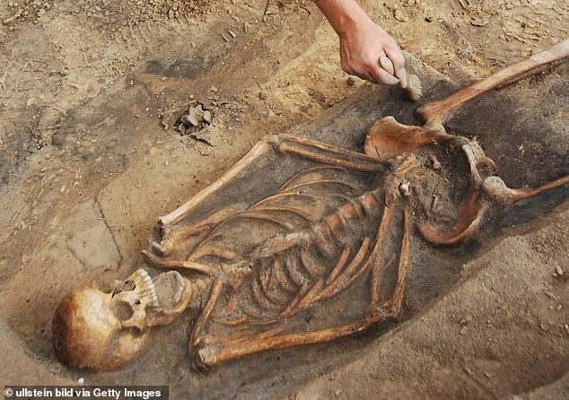 Nhiều hài cốt của nam giới trưởng thành có dấu vết tử vong do bị chém vào đầu bằng rìu.