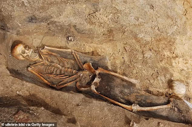 Gần 4.000 bộ hài cốt được tìm thấy ở nhiều lứa tuổi, từ trẻ em cho đến người trưởng thành và người già.