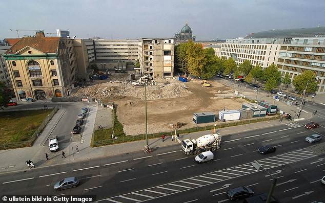 Một số thi hài khác có dấu vết của việc gãy xương cổ tay, xương chân. Người này bị ngã khi bị tấn công dẫn đến chấn thương ở tay và chân.