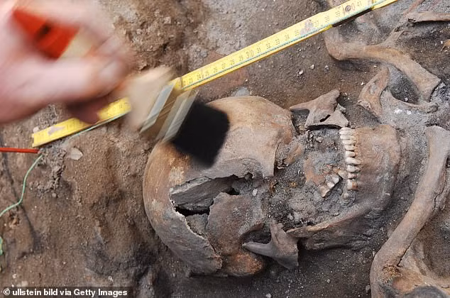 Bên dưới một bãi đậu xe ở thủ đô Berlin, Đức, các nhà khảo cổ khai quật được 3.700 bộ hài cốt. Theo nghiên cứu của các chuyên gia, gần 1/2 số hài cốt mới được phát hiện có niên đại từ năm 1047 - 1299.