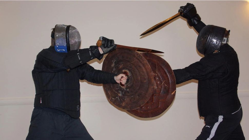 Các nhà khảo cổ, nhà khoa học mới thực hiện dự án nghiên cứu 110 thanh kiếm thời đồ đồng được tìm thấy tại Anh, Italy và có phát hiện đáng chú ý. \