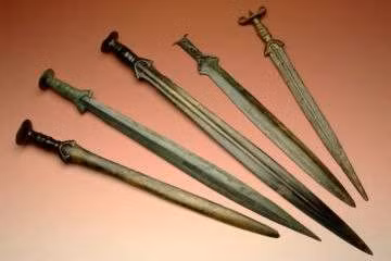 Theo nhà nghiên cứu Andrea Dolfini tại Đại học Newcastle, Anh, những thanh kiếm thời đồ đồng dễ bị hư hại, sứt mẻ hơn so với vũ khí làm từ thép.