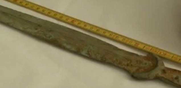 Do thanh kiếm thời đồ đồng dễ sứt mẻ và bị gãy nên các chiến binh cố gắng tối đa không để vũ khí của mình va chạm với kiếm của đối phương.