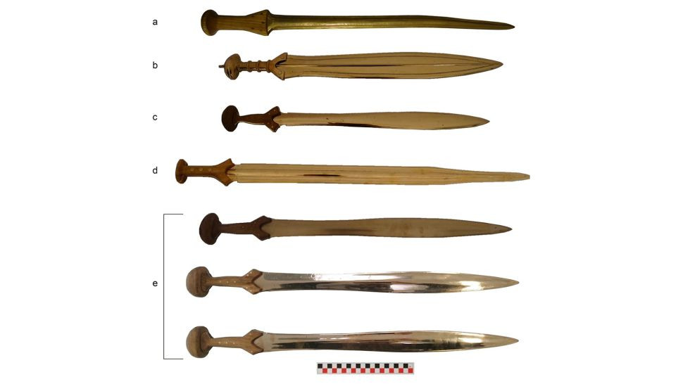 Cụ thể, một nhóm nghiên cứu ở Anh tập hợp các chuyên gia đến từ các trường đại học và bảo tàng nổi tiếng trong nước cũng như những tình nguyện viên giúp tái hiện cảnh chiến đấu dùng kiếm của chiến binh thời đồ đồng. 