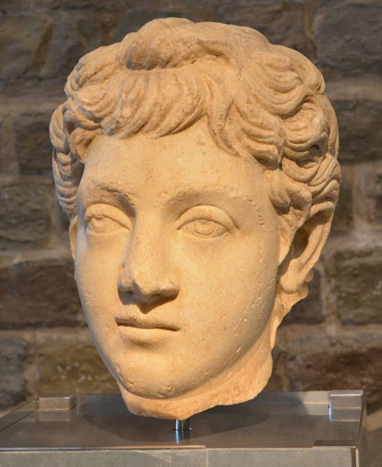 Hoàng đế Commodus còn đổi tên cho Rome thành Colonia Commodiana và nói với thần dân La Mã rằng bản thân là người anh hùng Hercules.