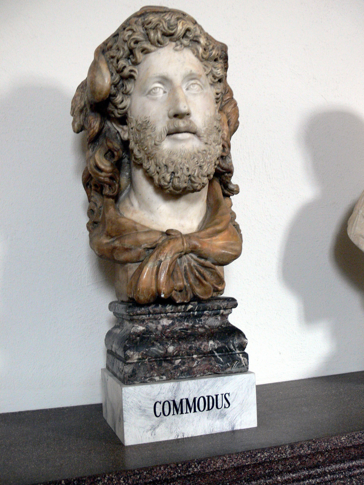 Với thân phận hoàng đế, không võ sĩ giác đấu nào dám đánh bại Commodus.