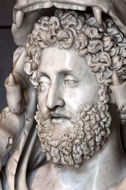 Với những hành động bạo ngược, Commodus bị ám sát chết ngay trong nhà tắm vào năm 192. Khi ấy, ông hoàng La Mã này 31 tuổi.