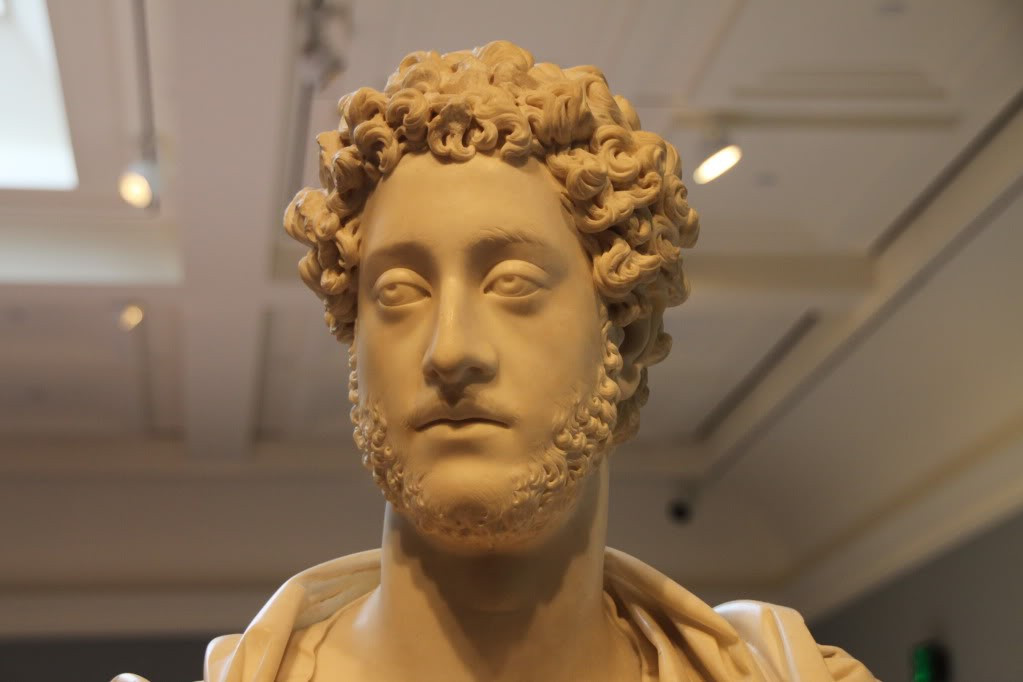 Commodus thích thú, phấn khích khi xem các võ sĩ giác đấu chiến đấu đến "sứt đầu mẻ chán" với nhau hay với các loài thú dữ như hổ, báo, sư tử... Đôi khi các trận đấu chỉ kết thúc đến khi chỉ còn 1 người sống sót.