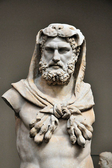 Chính vì vậy, Commodus đánh bại được nhiều võ sĩ trong sự hò reo của khán giả. Dù mọi người đều biết Commodus dành chiến thắng không bằng thực lực.