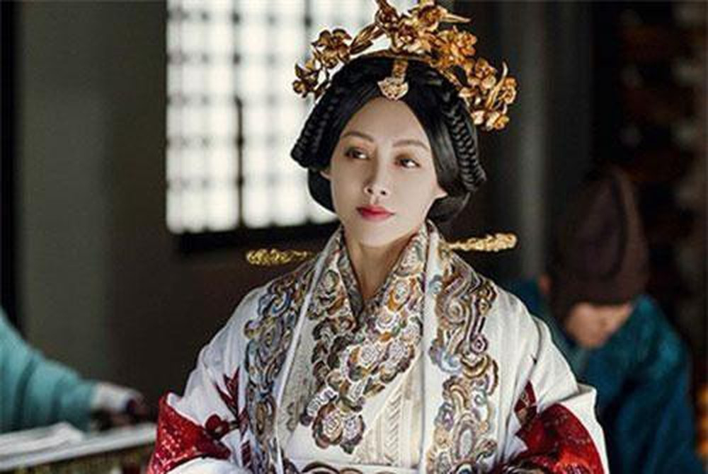 Khi Hán Cao Tổ băng hà, Lưu Doanh kế vị và trở thành Hán Huệ Đế. Ông phong cho mẹ làm Thái hậu.