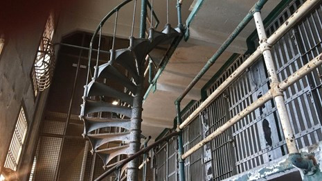 Bên trong nhà tù Alcatraz xảy ra một số vụ tấn công giữa các tù nhân. Theo ghi nhận 8 tù nhân bị bạn tù giết chết.