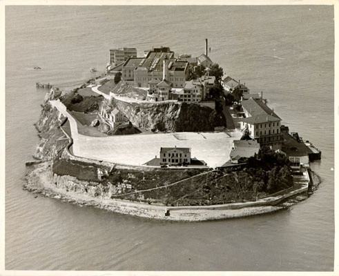 Alcatraz là nhà tù kiên cố bậc nhất nước Mỹ còn được biết đến với tên gọi khác là “The Rock” (Tảng đá).