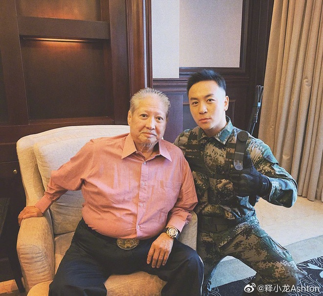 Không chỉ vậy, thế lực gia đình hùng mạnh đứng phía sau cũng khiến nhiều người trong giới phải kiêng nể với sao nhí đình đám một thời. Anh có quan hệ thân thiết với các ngôi sao quyền lực trong làng giải trí. Cha Thích Tiểu Long là võ sư Trần Đông Sơn, một trong 18 đại kim cang của Thiếu Lâm. Ông hiện là hiệu trưởng của trường võ Thiếu Lâm Tung Sơn. Ngoài ra, Trần Đông Sơn còn sở hữu 9 công ty rải rác khắp Trung Quốc, với tổng giá trị 1,4 tỷ USD. Còn cha nuôi - Ngô Điêu lại từng là tổng hộ pháp của băng đảng xã hội đen Trúc Liên (một nhánh của hội Tam Hoàng) ở Đài Loan. Hiện, Ngô Điêu là chủ tịch của hãng phim truyền hình và điện ảnh lớn nhất xứ Đài - Trường Hoành.