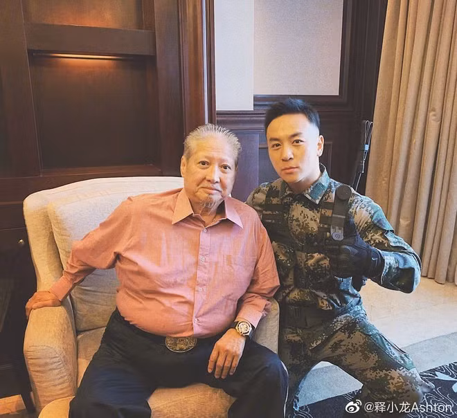 Không chỉ vậy, thế lực gia đình hùng mạnh đứng phía sau cũng khiến nhiều người trong giới phải kiêng nể với sao nhí đình đám một thời. Anh có quan hệ thân thiết với các ngôi sao quyền lực trong làng giải trí. Cha Thích Tiểu Long là võ sư Trần Đông Sơn, một trong 18 đại kim cang của Thiếu Lâm. Ông hiện là hiệu trưởng của trường võ Thiếu Lâm Tung Sơn. Ngoài ra, Trần Đông Sơn còn sở hữu 9 công ty rải rác khắp Trung Quốc, với tổng giá trị 1,4 tỷ USD. Còn cha nuôi - Ngô Điêu lại từng là tổng hộ pháp của băng đảng xã hội đen Trúc Liên (một nhánh của hội Tam Hoàng) ở Đài Loan. Hiện, Ngô Điêu là chủ tịch của hãng phim truyền hình và điện ảnh lớn nhất xứ Đài - Trường Hoành.