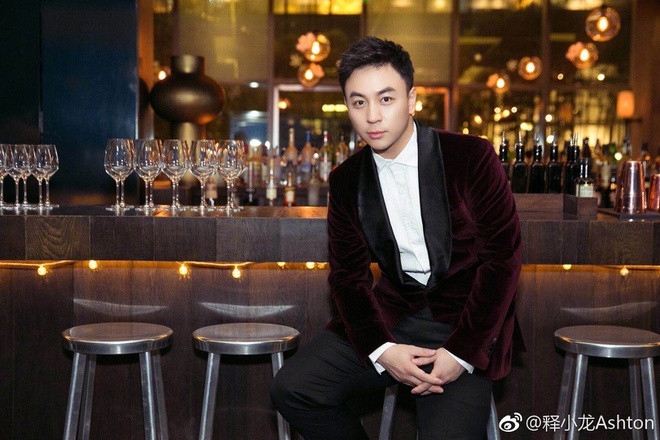 Theo Sohu, sở dĩ Thích Tiểu Long vẫn có được cuộc sống xa hoa, sung túc và được nhiều người trong giới kính nể dù sự nghiệp bết bát, tên tuổi tụt dốc là nhờ vào gia thế "cực khủng" đứng sau hậu thuẫn. Ở tuổi 32, anh sở hữu khối tài sản kếch xù lên đến hàng trăm triệu USD bao gồm khoản thừa kế khổng lồ từ cha mình - Trần Sơn Đông, tiền thù lao cao ngất ngưởng kiếm được từ việc đóng phim lúc bé và số tiền lợi nhuận có được từ hoạt động đầu tư, kinh doanh... Ba nguồn thu này đã giúp khối gia sản của nam diễn viên ngày càng "phình to" theo thời gian.