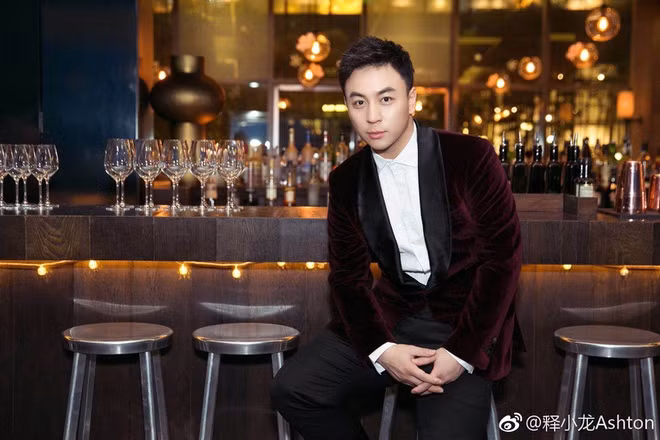 Theo Sohu, sở dĩ Thích Tiểu Long vẫn có được cuộc sống xa hoa, sung túc và được nhiều người trong giới kính nể dù sự nghiệp bết bát, tên tuổi tụt dốc là nhờ vào gia thế "cực khủng" đứng sau hậu thuẫn. Ở tuổi 32, anh sở hữu khối tài sản kếch xù lên đến hàng trăm triệu USD bao gồm khoản thừa kế khổng lồ từ cha mình - Trần Sơn Đông, tiền thù lao cao ngất ngưởng kiếm được từ việc đóng phim lúc bé và số tiền lợi nhuận có được từ hoạt động đầu tư, kinh doanh... Ba nguồn thu này đã giúp khối gia sản của nam diễn viên ngày càng "phình to" theo thời gian.