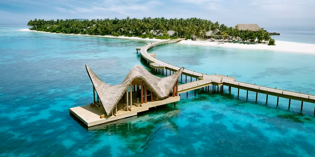 Nơi cao nhất ở Maldives cách mặt nước biển 2,5 m. Vào thế kỷ 20, mực nước biển tăng thêm khoảng 20 cm đe dọa cuộc sống của khoảng 380.000 người dân.