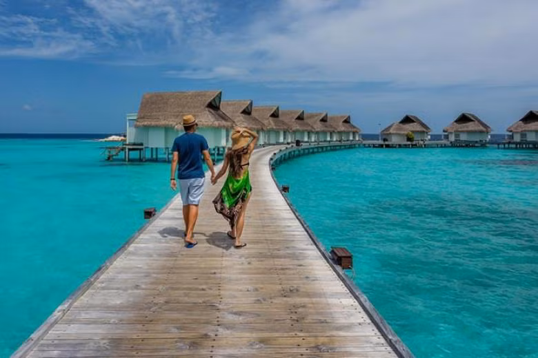 Theo dự đoán của các chuyên gia, từ năm 2030 đến cuối thế kỷ 21, toàn bộ Maldives sẽ bị đại dương "nuốt chửng" và con người sẽ không còn cơ hội tới đây nghỉ dưỡng.