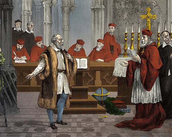 Trước tòa, Galilei cũng buộc phải thề rằng bản thân sẽ từ bỏ thuyết nhật tâm (tức Copecnicus). Dù vậy, ngay sau khi bước ra khỏi phòng xét xử, nhà thiên văn Galilei nói một câu bất hủ rằng: "Dù sao trái đất vẫn quay!".