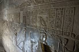 Vì vậy, các chuyên gia suy đoán người Ai Cập đã biết sử dụng đèn điện từ hàng ngàn năm trước.