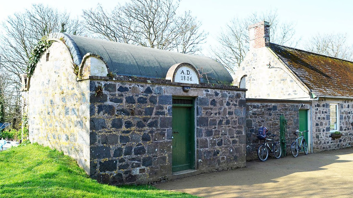 Đối với những tội phạm nghiêm trọng áp dụng hình phạt nặng hơn thì sẽ được chuyển đến đảo Guernsey gần đó.