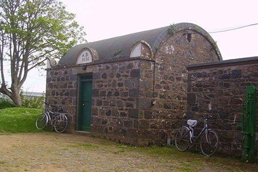 Một trong những tù nhân đầu tiên bị giam giữ tại nhà tù nhỏ nhất hành tinh nằm trên đảo Sark là một cô gái trẻ bị bắt vì tội lấy trộm khăn tay của người tình.