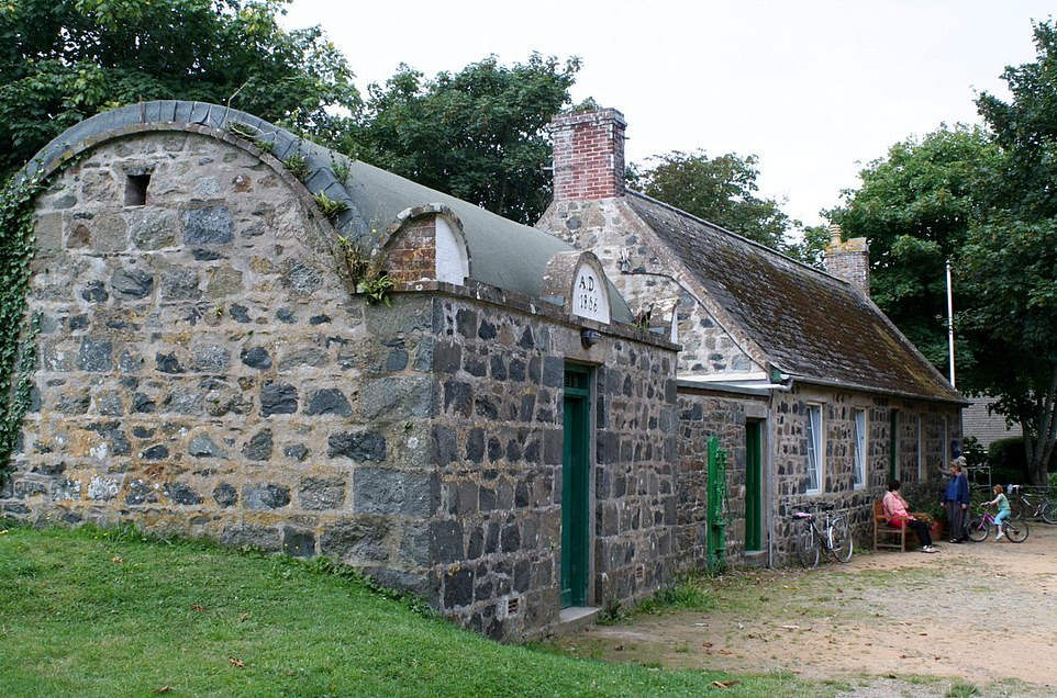 Mỗi phòng giam có kích thước 1,8 x 1,8 m và không có bất cứ cửa sổ nào.