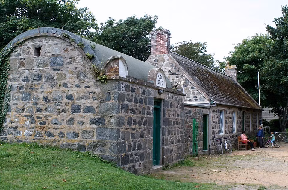 Mỗi phòng giam có kích thước 1,8 x 1,8 m và không có bất cứ cửa sổ nào.