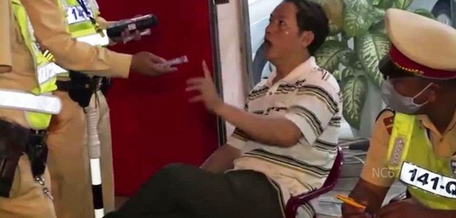 Can bo thue o Quang Binh say ruou thach thuc CSGT-Hinh-2