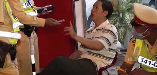 Can bo thue o Quang Binh say ruou thach thuc CSGT-Hinh-2