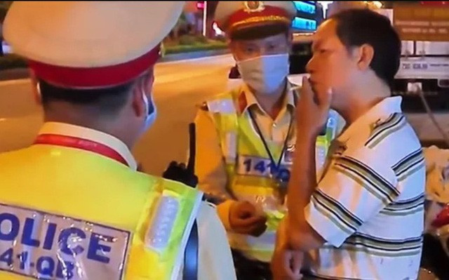 Can bo thue o Quang Binh say ruou thach thuc CSGT