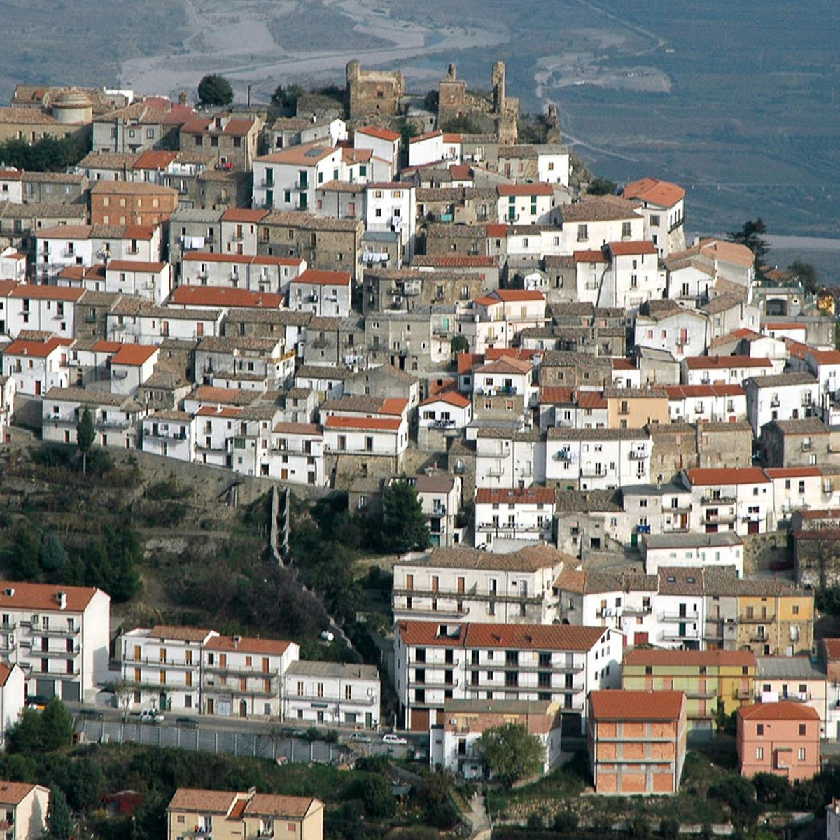 Người dân địa phương chỉ gọi Colobraro bằng cái tên "thị trấn này" hay "thị trấn kia" để tránh bị "ma quỷ" đeo bám, gây xáo trộn cuộc sống bình yên.