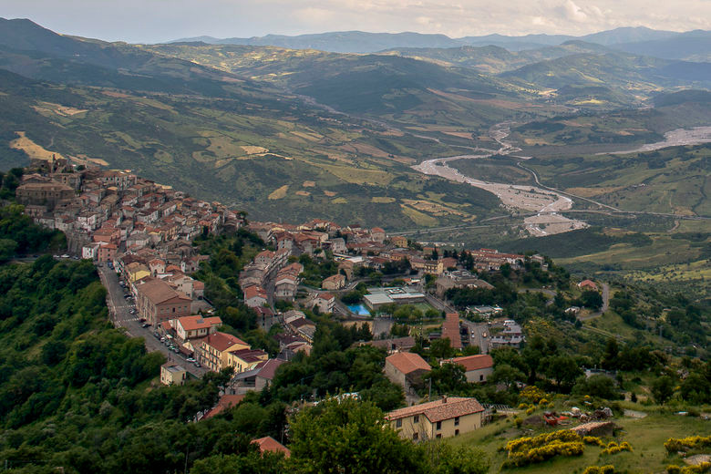 Đến đầu thế kỷ 20, Biagio Virgilio là một luật sư giàu sinh sống tại Colobraro nổi tiếng với việc chưa bao giờ thua kiện. Tuy nhiên, ông có rất nhiều kẻ thù.