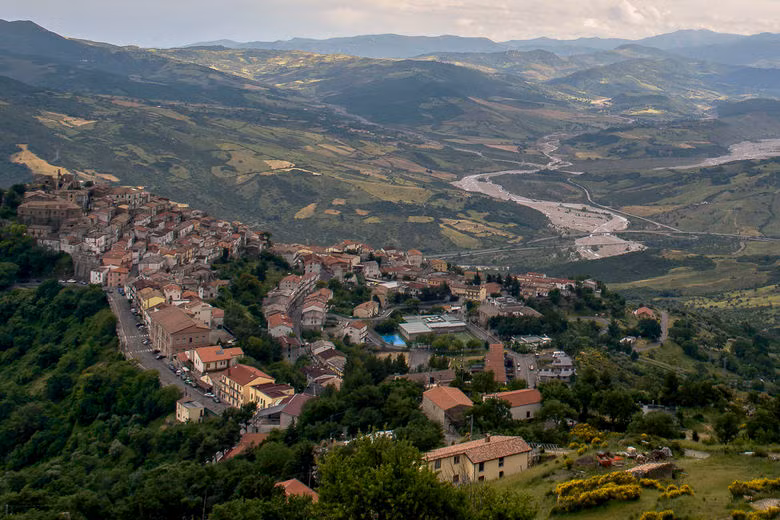 Đến đầu thế kỷ 20, Biagio Virgilio là một luật sư giàu sinh sống tại Colobraro nổi tiếng với việc chưa bao giờ thua kiện. Tuy nhiên, ông có rất nhiều kẻ thù.