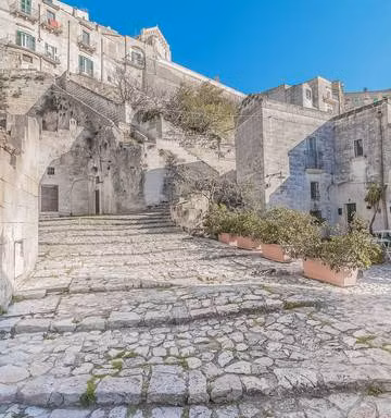 Thị trấn Colobraro bị nguyền rủa được cho là gắn liền với tên gọi của nó. Tên gọi của thị trấn có nguồn gốc từ "coluber" trong tiếng Latin có nghĩa là "con rắn". Nó tượng trưng cho cái ác.